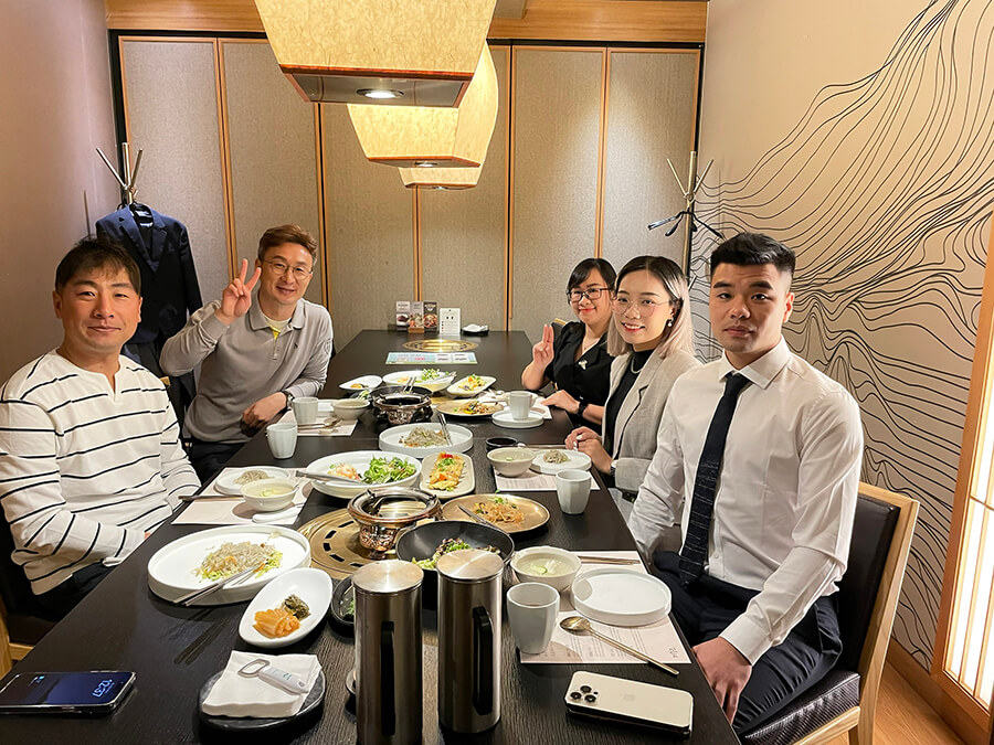 cán bộ nhân viên Oval cùng các đối tác Hàn Quốc